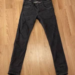 Mörkgråa Jeans - Mörkgråa slimfit jeans från Jack and Jones i storlek 31x32 i bra skick