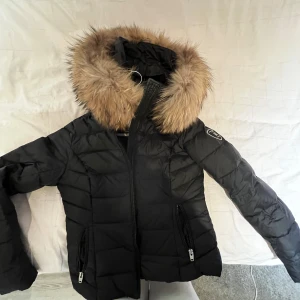 Jacka  - Knappt använd, med päls storlek S