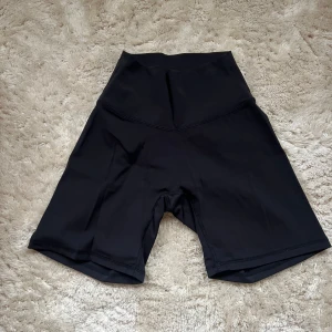Svarta shorts NVGTN - Snygga svarta shorts från NVGTN storlek S