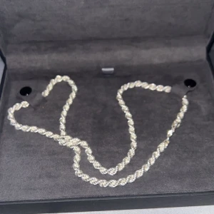 Cordell kedja 50cm - Säljer en silver kedja köpt från kejsar har digitalt kvitto på den köptes för drygt 2 månader sen aldrig använt då ja tyckte den inte va så lång jag ville ha den. Kan säljas för 1000 om den köpa innan helgen.