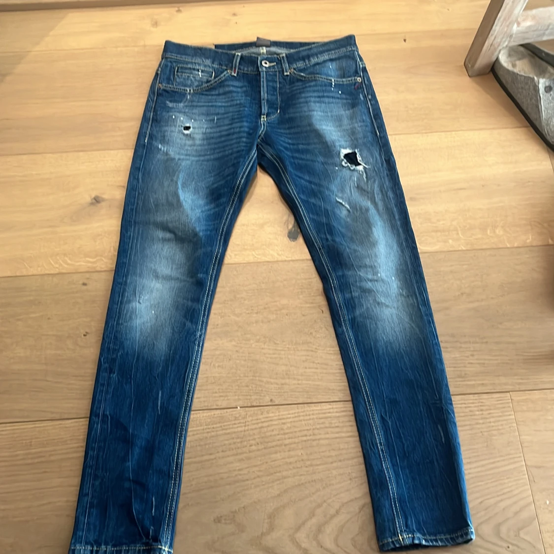 Blå jeans med slitningar från dondup  - 1