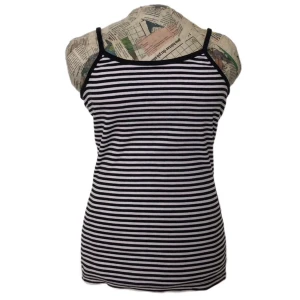 Randig linnetopp med smala axelband - Snygg och enkel randig linnetopp med smala axelband. Toppen har ett klassiskt svartvitt randigt mönster och är perfekt för varma dagar.