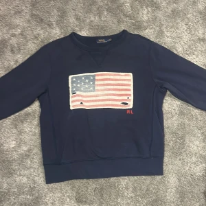 Polo Ralph Lauren tröja - Polo Ralph Lauren tröja, använd men i bra skick. Inga hål eller defekter. Men kollar man riktigt nära på sömmarna kan man se att den är använd. Men inget som syns. M barnstorlek.