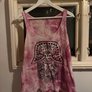 Rosa batikmönstrat linne - Sött linne utan defekter.