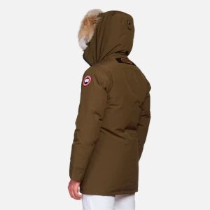 Canda gose jacka  - Säljer en parkajacka från Canada Goose med pälsdetalj på huvan. Jackan har en lång passform och är perfekt för kalla dagar. Den är tillverkad i slitstarkt material och har en klassisk design med en logotyp på ärmen