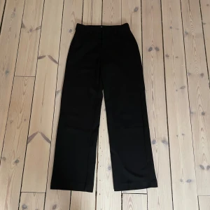 Kostymbyxor från Gina tricot - Säljer ett par svarta raka kostymbyxor från Gina Tricot. 
