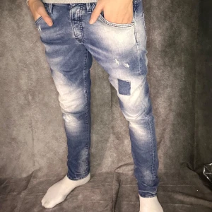 Jack & jones slim jeans med slitningar - Riktig feta jack & jones jeans, modell slim glenn, size 32/32 fits 31/32, modell på bild 180 63 kg. Prioritet till bulk och billigare pris per plagg. Frakt samma eller dagen efter köp.