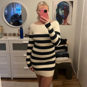 Randig stickad känning från Zara - En superfin stickad randig klänning från Zara i beige och blå färg. Använd endast en gång så som ny i skicket! 