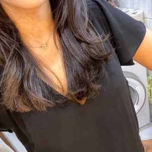 Svart blus  - Svart blus från hm. Bara använt 1 gång men köpt från en second hand 💕