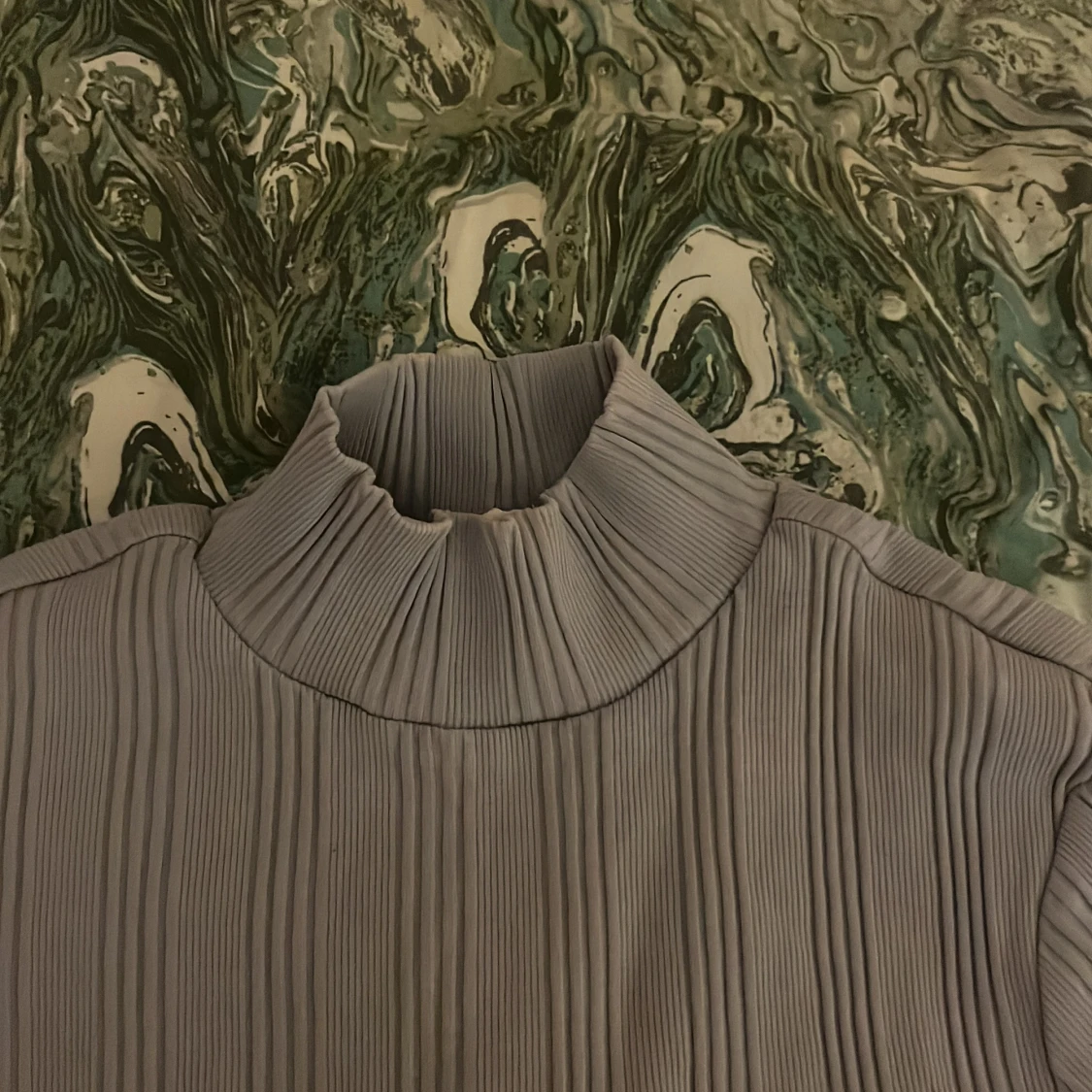 Ljuslila ribbad polotröja från Gina Tricot - 2