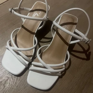Vita klackskor - Så fina och sköna, kan användas vid alla tillfällen. Perfekt till student eller bal 🤍använda endast 2 gånger