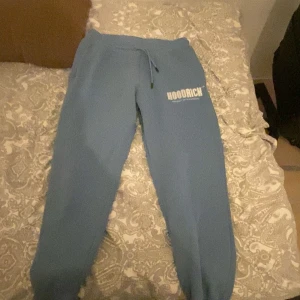 Blå mjukisbyxor från Hoodrich (pris kan diskuteras)  - Säljer ett par blå mjukisbyxor från Hoodrich med snörning i midjan. Perfekta för en avslappnad stil. Byxorna har en logga tryckt på ena benet.