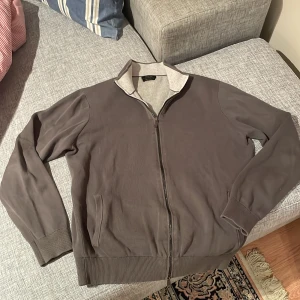 Cardigan från Massimo Dutti - En grå/grön cardigan från Massimo dutti i fint skick. Storlek medium men åt det lite mindre hållet. Skriv gärna om du har funderingar