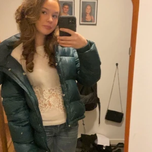Bikbok jacka - Säljer en snygg mörkgrön pufferjacka med huva från bikbok. Köpte den på Plick och säljer då den inte kommer till användning. Perfekt för kyliga dagar. Pris kan diskuteras! SKRIV INNAN NI KÖPER!