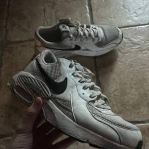 Säljer ett par klassiska Nike Air Max sneakers i vitt med svarta detaljer. Skorna har en ikonisk design med synlig luftdämpning i sulan och snörning framtill. Perfekta för en sportig look.men om man tvättar dom så kan dom bil vitare för har inte gjort de på länge nu och dom är lite små för storlek så om du har 40 passar dom bra med de funkar nog med 39
