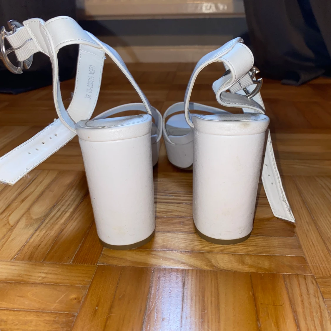 Vita klackskor med spänne - 2