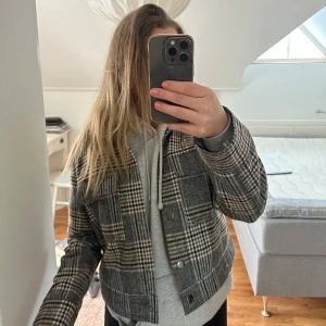 Jacka från Gina Tricot  - En väldigt användbar jacka, då man både kan ha den till våren och hösten. I väldigt bra skick 🤩