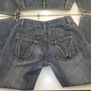 Jeansshorts med dragkedjedetaljer - Skit snygga low waist jeans. I real life när man ser jeansen är de jätte low waista de gör skit snygg ben form och 2000s real !!!!!