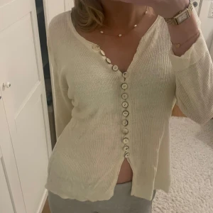 stickad kofta  - jättegullig stickad kofta från K&US stockholm med fina knappar. storlek L men passar mindre också beroende på hur man vill att den ska sitta, jag har storlek S vanligtvis! finns en liten defekt på ena ärmen men inget man tänker på 