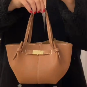 Brun väska - Helt ny liten väska i brun nyans. Aldrig använd