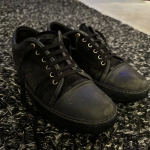 Lanvin skor - Säljer nu mina Lanvins då jag inte använder de längre. Dem är i bra skick inte tvättade på bilderna men de löser jag innan jag skickar dem. Storlek 44. Priset inte hugget i sten