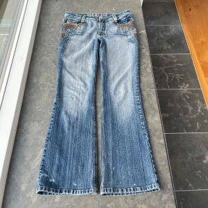 Bootcut jeans  - Coola jeans med detaljer Inerbenslängd- 79 midjehöjd- 24 midjemått rakt över- 40