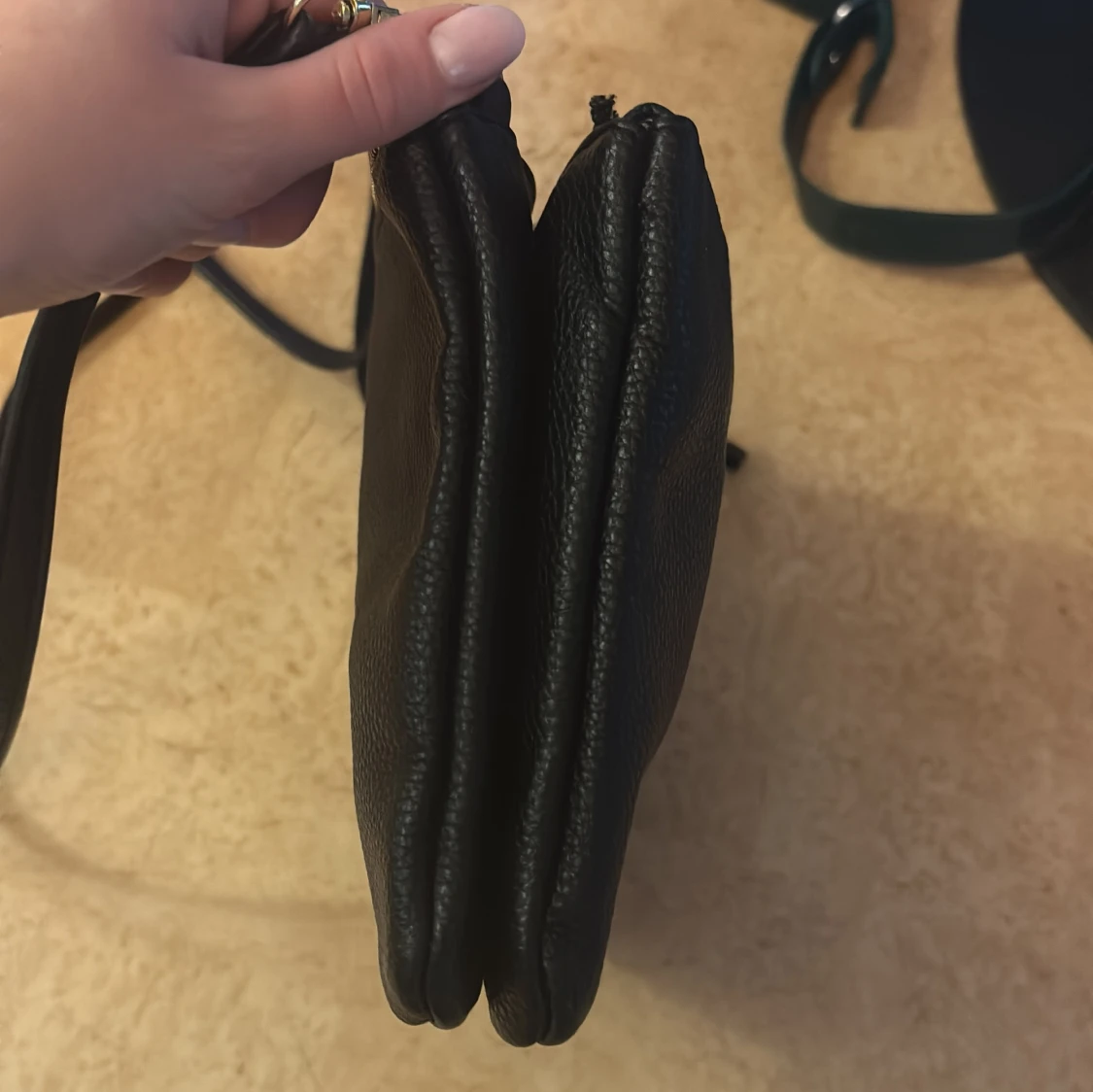 Svart axelväska med dragkedja - 2