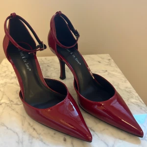 Röda lackpumps - Eleganta pumps med spetsig tå och smal klack. Perfekta för att ge en färgklick till din outfit. Fina att klä med med jeans eller klä upp för eb utekväll! Storlek 38 oanvända