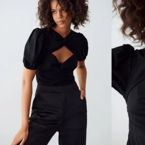 SÖKER Svart blus med puffärmar!!! - SÖKER denna topp från Gina i storlek S eller M helst!! Är villig att betala full pris beroende skick!!