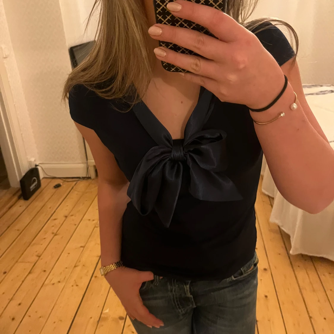 Marinblå topp med rosett - 1