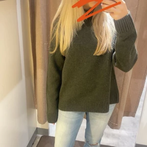 Grön Wera tröja polo  - Säljer denna gröna stickade Wera tröjan med polokrage, den säljs inte längre och är väldigt populär!