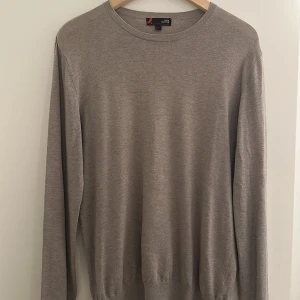 Beige tröja från Dressmann - Säljer en stilren beige tröja från Dressmann i bomull. Tröjan har långa ärmar och en klassisk rund halsringning. Perfekt för en enkel och elegant look. Passar bra till både jeans och chinos, 8,5/10 i skick. Pris kan diskuteras 