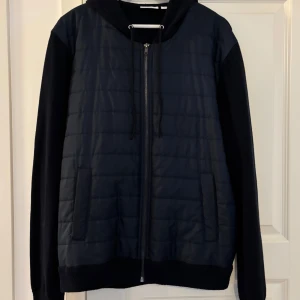 Cardigan Jacka - Mörkblå cardigan köpt på Kappahl. Väldigt sparsamt använd. Toppen skick. 