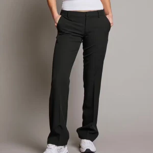 Kostymbyxor Bik Bok - Lågmidjade kostymbyxor från bikbok med slits💞 nypris är 500kr men säljer för 150🥰 storlek 38/M de är använda men har inga tecken på slitage❤️