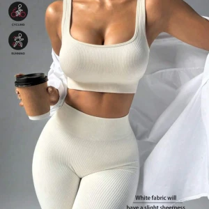 Beige ribbad topp + träningsbyxor  - Snygg beige ribbad topp perfekt för träning eller avslappnad stil. Toppen + byxorna har en tight passform. Perfekt för att matcha med höga tights eller jeans eller för träning. Nypris 269:-