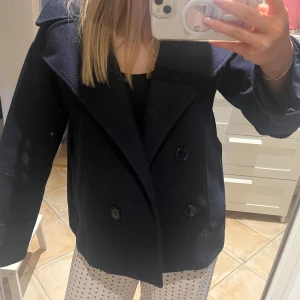 DesignbySi Kappa!🫶🏼 - En superfin kappa från designbysi som jag säljer pga att det inte är min stil, sparsamt använd inga defekter förutom på storleks lappen❤️ skicka gärna prisförslag!!! Köpt för 700, står xs/s men passar mig perfekt som brukar ha S-M.