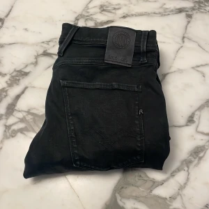 Svarta jeans från Replay - Hej! Jag säljer dessa riktigt feta Replay anbass jeans i storlek w33 men kan passa w32. Jeansen är i väldigt bra skick utan några defekter! Hör av er om ni har frågor!😊