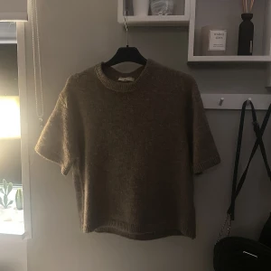 Beige stickad tröja från Gina Tricot - Säljer min stickade t shirt från Gina i storlek XS mycket fint skick och inga skador eller liknande 