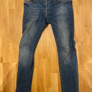 Morris jeans - Snygga blå jeans från morris med en klassisk straight fit. De har en lätt tvättad look och femficksdesign. Perfekta för en avslappnad stil. Priset är ej fast hugget i sten😁