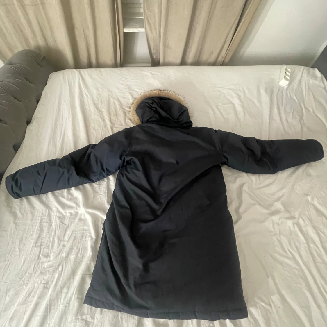 Svart parkajacka med pälsdetalj från Woolrich - 2