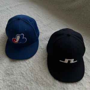 Två kepsar från New Era - Säljer dessa 2 feta kepsar från New Era! (Mörkblå) J Lindeberg x New Era keps 399kr 9/10 🔒 (Ljusare blå) New Era keps 299kr 9/10. HMU om just du är sugen på en fet keps! Paketpris 599kr🤑