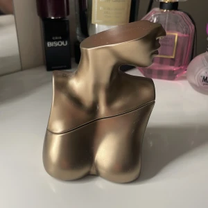 Eilish Eau de Parfum - Den populära billie eilish vanilj parfymen som alla vill ha🥳 100 ml flaska, 93 ml kvar ca. Nypris: 800🤗 Den är som ny så ett riktigt kap🙏🏻