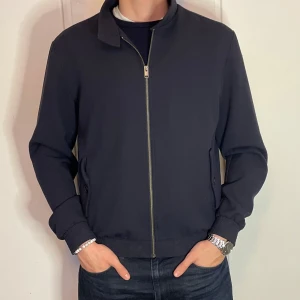 Selected Homme jacka  - Riktigt snygg selected Homme jacka. Dragkedja med två knappar högst upp. Navy och i storlek XL men skulle kunna passa L. Perfekt skick och riktigt bra pris!