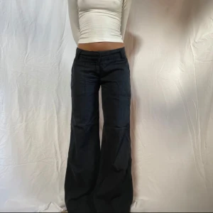 Svarta lågmidjade byxor - Supersnygga svarta byxor med fickor bak som jag tyvärr måste sälja vidare då de inte passade mig! Skriv till mig privat vid frågor💞 Jättebra skick förutom att dom är lite slitna längst ner (se bild 5)  Storlek 38/M men de är insydda i midjan, Innerbenslängd: 82 cm Midjemått: 37,5 cm tvärs över  OBS. Bilderna är förra ägarens! 