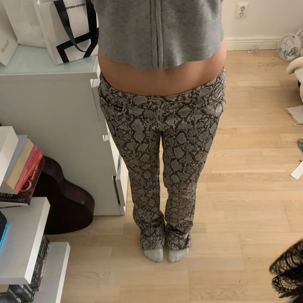 Används inte längre, små defekt - > de sista bilden!Midjemått - 36 cm och Innerbenslängden - 80 cm🥰. Jeans & Byxor.