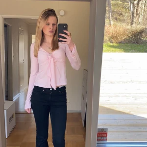 Rosa långärmad topp med knyt - Säljer en superfin rosa långärmad topp med knyt framtill. Perfekt för både vardag och fest! . Jag har använt den ett antal gånger och den har även blivit lite nopprig!🤗 