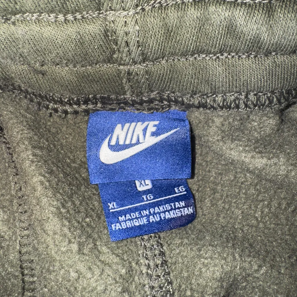 Säljer ett par gröna mjukisbyxor från Nike i storlek XL. De är i bra skick och perfekta för träning eller chill. Byxorna har en elastisk midja med snörning för bästa passform och en liten Nike-logga på benet. Superbekväma och stilrena!. Jeans & Byxor.