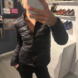 Svart pufferjacka - Snygg dunjacka 