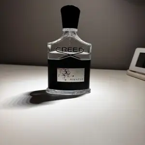 Säljer den  lyxiga Creed Aventus,  Passar både till vardags och fest. 🌟. Ny pris ca 4000 kr , runt 70 ml kvar 