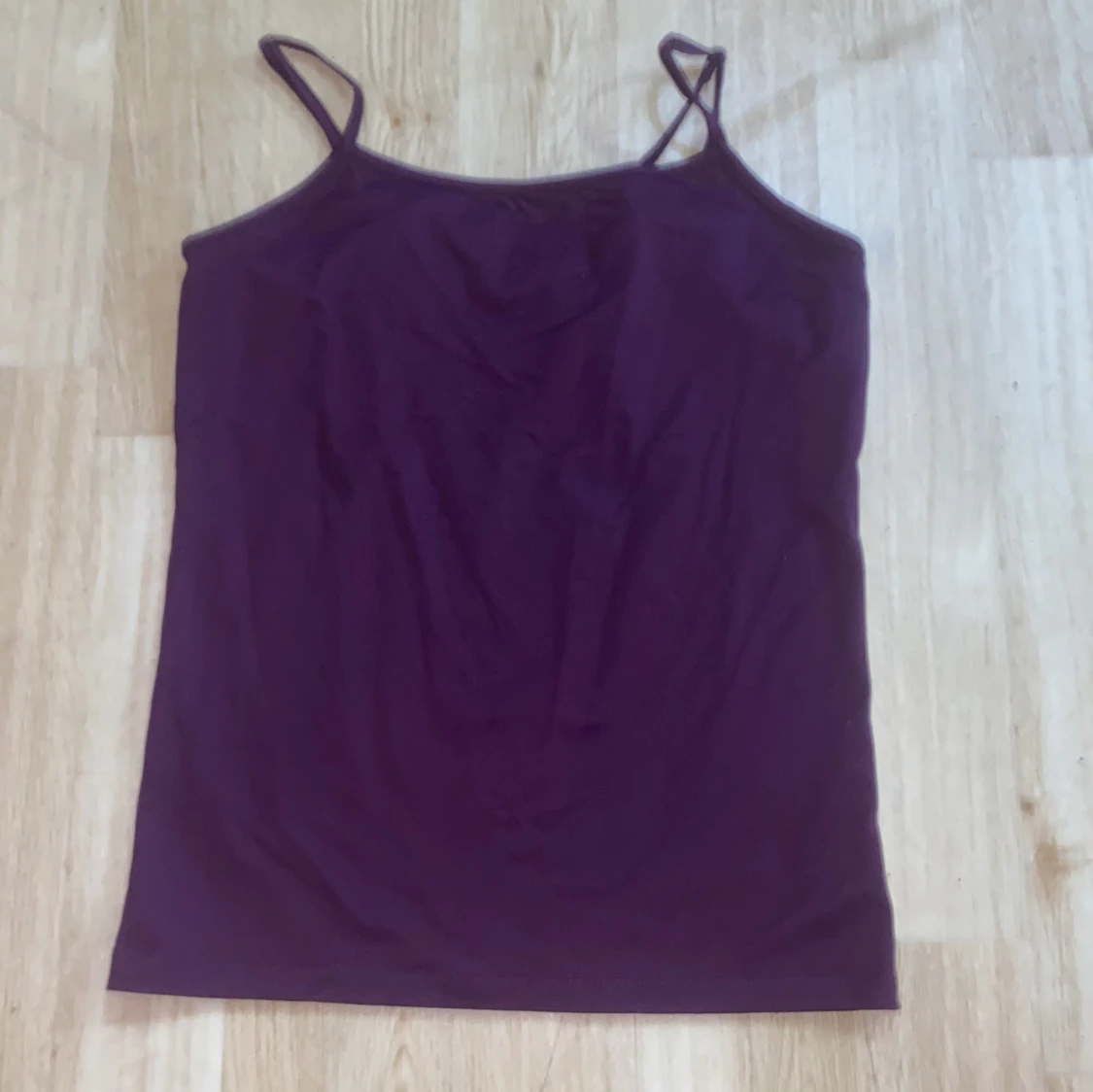 Vinröd linnetopp från Bik Bok - 90